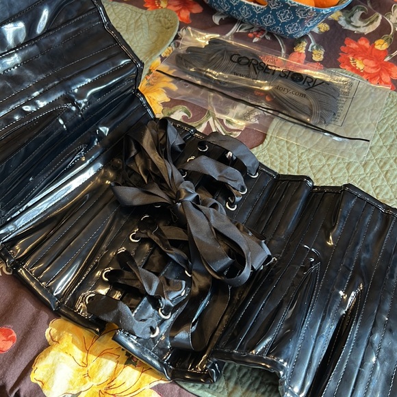 Black vinyl corset with hip gores. - Picture 4 of 6